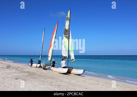 Catamarani a vela su una sabbia su sfondo blu oceano. Sport acquatici su una spiaggia dell'oceano Atlantico Foto Stock