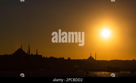 Silhouette di Istanbul al tramonto. Foto di sfondo Ramadan o islamica. Suleymaniye e Fatih Mosques. Foto Stock