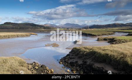 Estuario del fiume Esk in Cumbria, che inizia nella catena montuosa Scafell nel Lake District prima di entrare nel Mare d'Irlanda vicino a Ravenglass Foto Stock