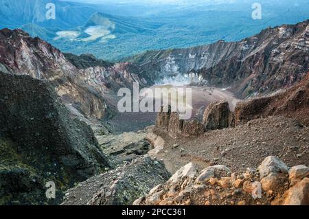 Cratere sul Monte Rinjani vicino alla cima, Lombok, Indonesia Foto Stock