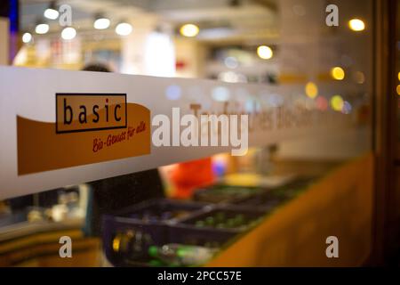 Monaco, Germania. 13th Mar, 2023. Ramo della catena di supermercati biologici insolventi Basic visto a Monaco di Baviera, Germania il 13 marzo 2023. (Foto di Alexander Pohl/Sipa USA) Credit: Sipa USA/Alamy Live News Foto Stock