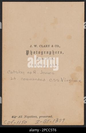 Comandante Catesby Roger Jones della Marina degli Stati Confederati e Stati Confederati della Marina di Prov in uniforme / J.W. Clary & Co., fotografi, Broad Street, Selma, Ala.. Liljenquist Famiglia Collezione di fotografie della Guerra civile , pp/liljpaper. Jones, Catesby AP Roger, 1821-1877, Stati confederati d'America, Marina, persone, 1860-1870, marinai, Confederato, 1860-1870, uniformi militari, confederato, 1860-1870, Stati Uniti, Storia, Guerra civile, 1861-1865, personale militare, Confederato. Foto Stock