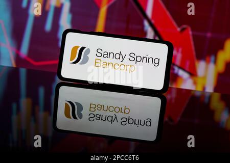 Kaunas, Lituania - 2023 marzo 13: Logo Sandy Spring Bancorp su sfondo rosso. Collasso bancario. Banca fallita Foto Stock