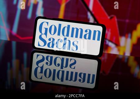 Kaunas, Lituania - 2023 marzo 13: Logo della banca Goldman Sachs su sfondo rosso. Collasso bancario. Banca fallita Foto Stock