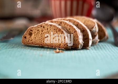 Appetitoso pan di zenzero tagliato a fette sul tavolo Foto Stock