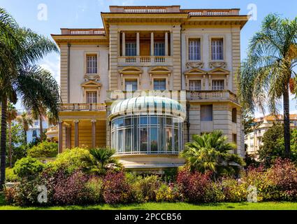 Nizza, Francia - 7 agosto 2022: Museo d'arte Villa Massena, palazzo e giardino a Promenade des Anglais, nella storica città vecchia di Vieux Vieille Ville Foto Stock