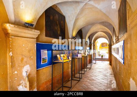 Nizza, Francia - 7 agosto 2022: Chiostri di Eglise Sainte Marie des Anges St. Chiesa di Maria degli Angeli del Monastero dei Francescani nel distretto di Cimiez Foto Stock