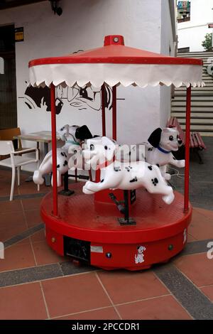 Cuccioli dalmati, giostre per bambini, a gettoni. Las Coloradas Scenes, Playa Blanca, Lanzarote, Isole Canarie. Data marzo 2023. Foto Stock