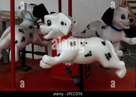 Cuccioli dalmati, giostre per bambini, a gettoni. Las Coloradas Scenes, Playa Blanca, Lanzarote, Isole Canarie. Data marzo 2023. Foto Stock