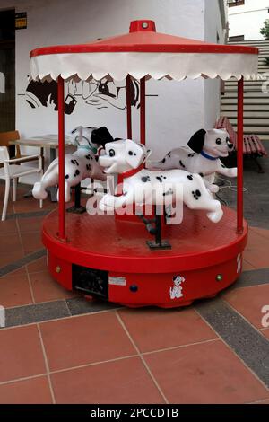 Cuccioli dalmati, giostre per bambini, a gettoni. Las Coloradas Scenes, Playa Blanca, Lanzarote, Isole Canarie. Data marzo 2023. Foto Stock