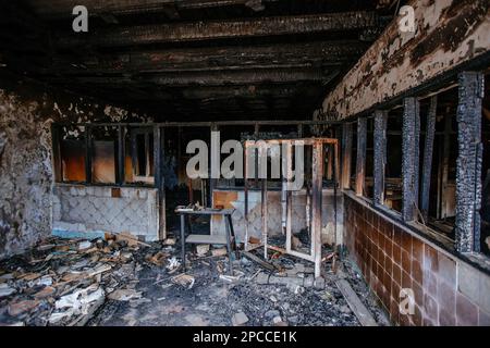 Interni bruciati dell'ospedale. Fuoco o guerra conseguenze concetto. Foto Stock