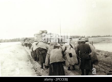 Guerra mondiale due foto B&N truppe tedesche e carri armati avanzano sul fronte russo durante l'inverno del 1941/42 Foto Stock