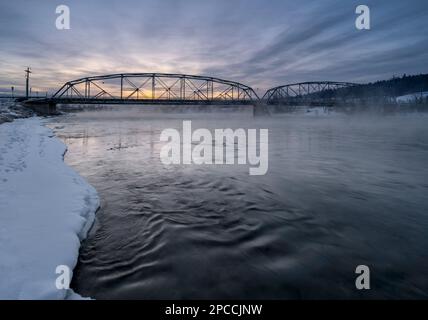 Alba invernale sul fiume Bow e un ponte a Cochrane, Alberta, Canada Foto Stock