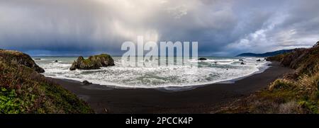 Foto panoramica di una spiaggia vicino a Westport, California, durante le storiche tempeste californiane all'inizio di marzo 2023 Foto Stock