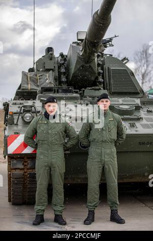 Varsavia, Polonia. 12th Mar, 2023. Soldati croati assegnati al contingente croato 11th, Panzer Battery, NATO EFP Battle Group Polonia, a sostegno della divisione fanteria 4th posa per una visualizzazione dinamica durante l'evento Train with NATO, 12 marzo 2023 a Varsavia, Polonia. Credit: SGT. Lianne Hirano/US Army/Alamy Live News Foto Stock