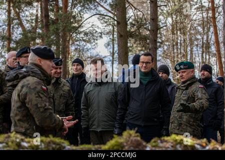 Varsavia, Polonia. 12th Mar, 2023. Il primo ministro della Polonia, Mateusz Morawiecki, 2nd a destra, e il ministro della Difesa Nazionale, Mariusz Błaszczak, al centro, osservano dimostrazioni tattiche di sopravvivenza durante l'evento Train with NATO, 12 marzo 2023 a Varsavia, Polonia. Credit: SGT. Lianne Hirano/US Army/Alamy Live News Foto Stock