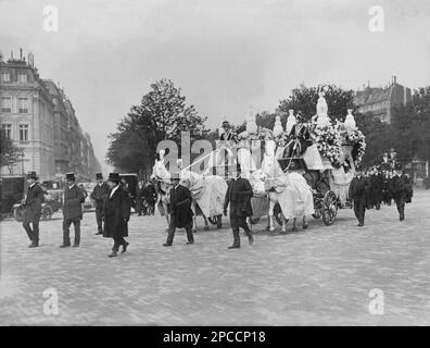 1913 , 5 maggio, PARIGI , FRANCIA : i funerali dei due figli di Isadora Duncan a Parigi . Deidre (5 anni , figlio di Gordon Craig ) e Parigi (3 anni , figlio del milionario Paris Singer ) annegarono in una macchina con la loro bambina nell' incidente della Senna . La danzatrice rivoluzionaria americana ISADORA DUNCAN ( 1878 - 1927 ) , fondatore della Free Dance , sposò il poeta gay russo Sergei Esenin , Amante del regista teatrale Gordon Craig - DANZA - DANZA - ballerina - rivolta - avanguarardia - avangarde - funerale - funerale - catafalco - carro funebre - cappello - cappello a cilindro - Parigi - DANZA li Foto Stock