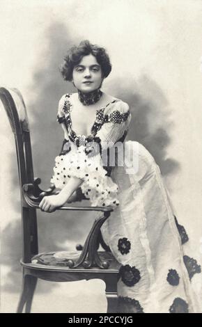1905 ca, ITALIA :la celebre attrice teatrale italiana DINA GALLI ( 1877 - 1951 ). Foto di Varischi Artico , Milano . - TEATRO - TEATRO - TEATRO - attrice - ritratto - ritratto - DIVA - DIVINA - attrice teatrale - BELLE EPOQUE - ART NOUVEAU - MODA - moda - volonti - pizzo --- Archivio GBB Foto Stock
