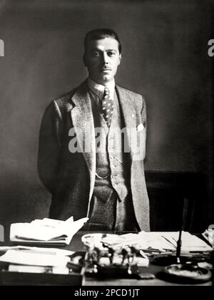 1930 ca, ITALIA : in questa foto l'italiano Onorevole Ingenier PROSPERO GIANFERARI ( 1892 - 1953 ) Amministratore Delegato e Amministratore Delegato di Alfa Romeo dal 1929 al 1933 . Deposto fascista al Parlamento dal 1924 al 1929, Podestà di Trento dal 1926 al 1928, direzione Generale e Consiglio delegato dell'Alfa Romeo dal 1929 al 1933, direzione Generale tecnico commerciale dell'Isotta Fraschini dal 1933 al 1945, Presidente del Gruppo Produttori Aeronautici dal 1931 al 1945. - SPORT - AUTOMOBILISMO - FASCISMO - FASCISMO - FASCISTA - POLITICA - POLITICA - POLITICO - POLITICO - POLITICO - GARA AUTOMOBILISTICA - AUTOMOBIL Foto Stock