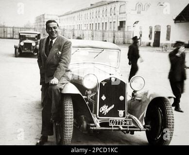 1933 ca, ITALIA : in questa foto l'italiano Onorevole Ingenier PROSPERO GIANFERARI ( 1892 - 1953 ) Amministratore Delegato e Amministratore Delegato dell'industria automobilistica ALFA ROMEO dal 1929 al 1933 . Deposto fascista al Parlamento dal 1924 al 1929, Podestà di Trento dal 1926 al 1928, direzione Generale e Consiglio delegato dell'Alfa Romeo dal 1929 al 1933, direzione Generale tecnico commerciale dell'Isotta Fraschini dal 1933 al 1945, Presidente del Gruppo Produttori Aeronautici dal 1931 al 1945. - SPORT - AUTOMOBILISMO - FASCISMO - FASCISMO - FASCISTA - POLITICA - POLITICA - POLITICO - POLITICO - POLITICO - GARA AUTOMOBILI Foto Stock