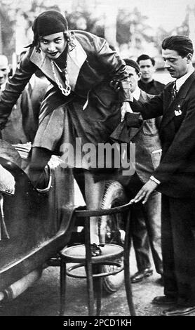 1930 ca, ITALIA : l'italiano Onorevole Ingenier PROSPERO GIANFERARI (1892 - 1953), aiuta la principessa MARIA José principessa di Piemonte di SAVOIA (nata Marie José del Belgio) a scendere dalla Alfa Romeo di Borzacchini. Gianferrari Amministratore Delegato e Amministratore Delegato di Alfa Romeo dal 1929 al 1933 . Dipendente fascista al Parlamento dal 1924 al 1929, Podestà di Trento dal 1926 al 1928, Direttore Generale e Consiglio delegato dell'Alfa Romeo dal 1929 al 1933, - SPORT - AUTOMOBILISMO - FASCISMO - FASCISMO - POLITICA - POLITICO - POLITICO - POLITICO - gara automobilistica - AUTOMOBILE Foto Stock