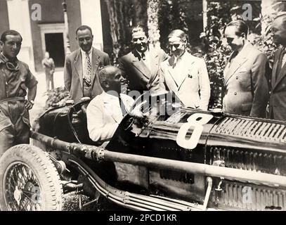 1933 ca, ITALIA : in questa foto il fascista italiano Duce Benito Mussolini alla guida di un'auto da corsa Alfa Romeo. Al centro l'italiano Onorevole Ingenier PROSPERO GIANFERARI (1892 - 1953) Amministratore Delegato e Amministratore Delegato di Alfa Romeo dal 1929 al 1933 . Deputato fascista al Parlamento dal 1924 al 1929, Podestà di Trento dal 1926 al 1928, Direttore Generale e Consiglio delegato dell'Alfa Romeo dal 1929 al 1933, Direttore Generale tecnico commerciale dell'Isotta Fraschini dal 1933 al 1945 . SPORT - AUTOMOBILISMO - FASCISMO - FASCISMO - FASCISTA - POLITICA - POLITICA - POLITICO - POLITICO - POLITICO - GARA Foto Stock