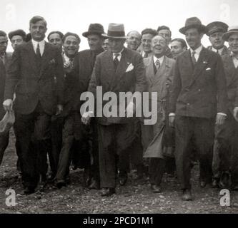 1933 ca, ITALIA : in questa foto il Duce Benito Mussolini alla fabbrica di automobili Alfa Romeo . A destra Prospero Gianferrari . Onorevole Ingenier PROSPERO GIANFERARI (1892-1953) Amministratore Delegato e Amministratore Delegato di Alfa Romeo dal 1929 al 1933 . Deputato fascista al Parlamento dal 1924 al 1929, Podestà di Trento dal 1926 al 1928, - SPORT - AUTOMOBILISMO - FASCISMO - FASCISMO - FASCISTA - POLITICA - POLITICA - POLITICO - POLITICO - gara automobilistica - AUTOMOBILE - CORSA - AUTO - AUTO - STORIA FOTO - FOTO STORICA - automobile - cravatta - colletto - co Foto Stock