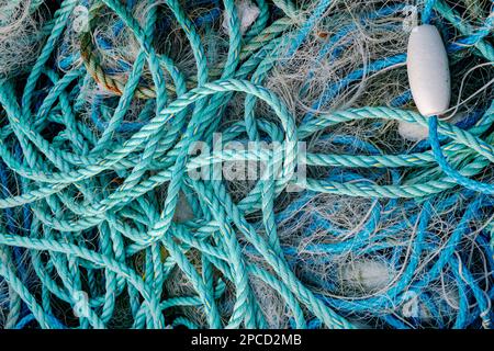 Vecchio mucchio di corde di pesca nel porto di Scarborough Foto Stock