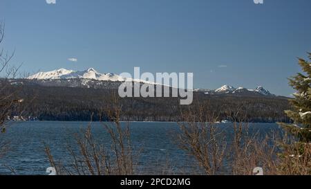 Oregon's Diamond Peak (L.) e Mt. Yoran (R.) visto dal lago Odell in inverno. Foto Stock
