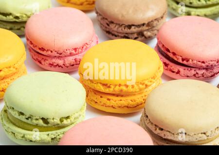Macaron multicolore su sfondo bianco Foto Stock