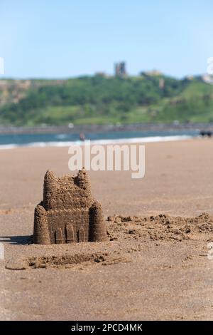 Sandcastle sulla spiaggia nord di Scarborough con il castello di Scarborough sullo sfondo Foto Stock