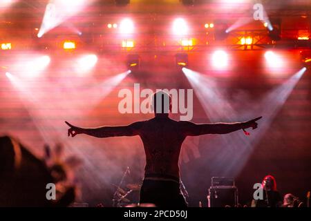 Un fan che si diverse a New Model Army al festival Beautiful Days, Devon 2021 Foto Stock