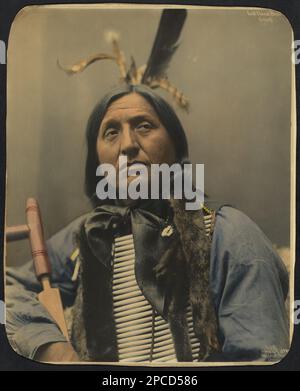 1899 , USA : Native American CHIEF Left Hand Bear . Foto di Heyn Photo, Omaha , Nebrasca . - STORIA - foto storiche - foto storica - Indiani - INDIANI D' AMERICA - PELLEROSSA - nativi americani - Indiani del Nord America - Indiani del Nord America - CAPO TRIBU' INDIANO - GUERRIERO - GUERRIERO - ritratto - treccia - treccie - SELGAGGIO WEST - piuma - Piume - piume - ---- Archivio GBB Foto Stock