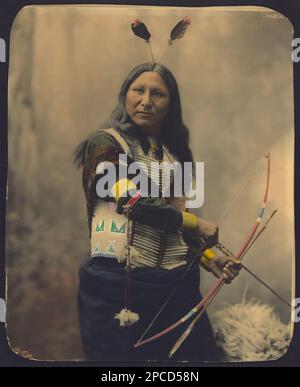 1899 , USA : Native American CHIEF Shout a di SIOUX . Foto di Heyn Photo, Omaha , Nebrasca . - STORIA - foto storiche - foto storica - indiani - INDIANI D' AMERICA - PELLEROSSA - nativi americani - indiani d'America del Nord - indiani d'America del Nord - CAPO TRIBU' INDIANO - GUERRIERO - GUERRIERO - ritratto - ritratto - arco e freccie - stiffs - arciere - arciere - SELGAGGIO WEST - piuma - piume - piume - ---- Archivio GBB Foto Stock