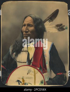 1899 , USA : Native American CHIEF Strikes with Nose , Oglala Sioux Chief . Foto di Heyn Photo, Omaha , Nebrasca . - STORIA - foto storiche - foto storica - indiani - INDIANI D' AMERICA - PELLEROSSA - nativi americani - indiani d'America del Nord - indiani d'America del Nord - CAPO TRIBU' INDIANO - GUERRIERO - GUERRIERO - ritratto - ritratto - SELVAGIO WEST - piuma - piume - piume ---- Archivio GBB Foto Stock