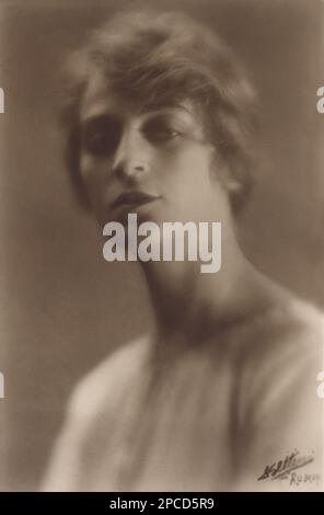 1922 ca, ITALIA : l'attrice italiana del cinema muto DIANA Karenne ( 1888, - 1940 ) , foto di BETTINI , Roma . Ferito in un bombardamento alleato di Aquisgrana (Aix-la-Chapelle) nel luglio 1940. Dopo 3 mese di coma, morì nell'ottobre dello stesso anno senza aver riconquistato la coscienza. - CINEMA MUTO - DIVA - registrazione - DIVINA - VAMP - collo - colletto - Diane ---- Archivio GBB ---- Archivio GBB Foto Stock