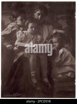 1900 ca , USA : lettura di donne e bambini . Foto di Gertrude Kasebier (1852 - 1934) , stampa fotografica , Gum bicromate - foto storiche - foto storica - libro - libro - libro - letto - lettrice - ritratto - BAMBINO - BAMBINA - bambini - BAMBINI - BAMBINO - INFANZIA - FANTIA - mamma e figli - foto pittorialista - foto pittorica - fotocamera LAVORO - ---- Archivio GBB Foto Stock