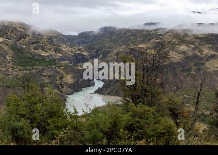 Confluenza del fiume Baker e del fiume Chacabuco nella parte cilena della Patagonia - vista naturale lungo il Carretera Austral Foto Stock