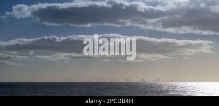 Walney Wind Farm, uno dei più grandi parchi eolici offshore del mondo, con 189 turbine eoliche in tre aziende agricole separate con capacità di generare 1300 GW Foto Stock