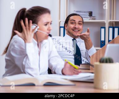 Il call center gli operatori che lavorano in ufficio Foto Stock