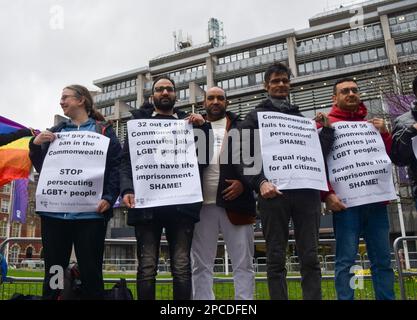 Londra, Regno Unito. 13th marzo 2023. Manifestanti si sono riuniti fuori dall'Abbazia di Westminster durante il servizio del Commonwealth Day per protestare contro le leggi anti-LGBTQ in 32 dei 56 paesi del Commonwealth. Credit: Vuk Valcic/Alamy Live News Foto Stock