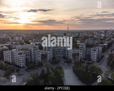 Tramonto città vista aerea su Derzhprom edificio con epico paesaggio dorato a Kharkiv, Ucraina Foto Stock