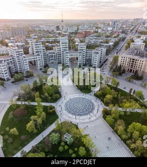 Tramonto città vista panoramica aerea sul Derzhprom edificio e la libertà Square fontana circolare centrale con epico paesaggio dorato nuvoloso a Kharkiv, Ucraina Foto Stock