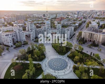 Tramonto città vista aerea su Derzhprom edificio e Freedom Square fontana circolare centrale con epico paesaggio dorato a Kharkiv, Ucraina Foto Stock