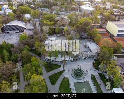 Vista aerea delle fontane nella sorgente verde del parco Shevchenko e ingresso allo zoo. Attrazione turistica in area ricreativa ristrutturata a Kharkiv, Ucraina Foto Stock