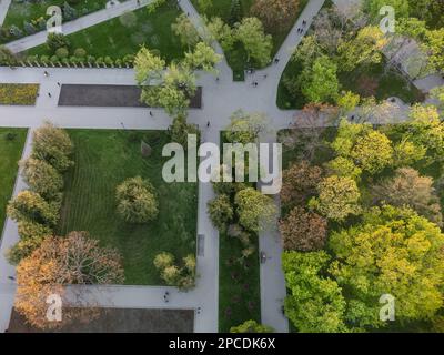 Vista aerea giù sulle corsie del parco cittadino nel verde primavera Shevchenko City Garden. Ricreazione in Kharkiv, Ucraina Foto Stock