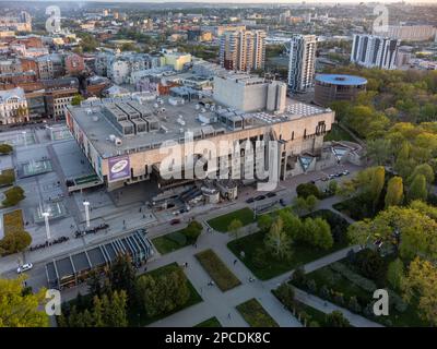 Teatro dell'Opera e del Balletto Accademico dello Stato di Kharkiv e parco primaverile verde. Soleggiata vista aerea di attrazioni turistiche, sul tetto nel centro di Kharkiv, Ucraina Foto Stock