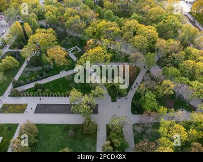 Vista aerea verso il basso sulle corsie del parco cittadino nel verde primavera Shevchenko City Garden. Ricreazione in Kharkiv, Ucraina Foto Stock