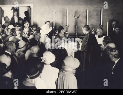 1930 , agosto , Roma , ITALIA : il futuro Papa PIO XII Cardinale Conte Eugenio Pacelli (1876-1958) celebra il battesimo di Maria ELETTRA MARCONI (nata il 30 luglio 1930 , poi sposata con il principe Carlo GIOVANELLI ), Figlia del celebre inventore italiano Marchese GUGLIELMO MARCONI (1874-1937) e della sua 2nd moglie , sposò nel 1927 la contessa Maria Cristina BEZZI-SCALO (1900-1994). La 'Madrina' dei battesimi fu la principessa MARIANNA GIOVANELLI nata Contessa di SEREGO ALIGHIERI ( 1879 -1953 ). - Nobiltà italiana - Bezzi Scali - nobiltà - ritrato - ritratto - Papa Pio XII - Nobili italiani - Battesimo - Foto Stock