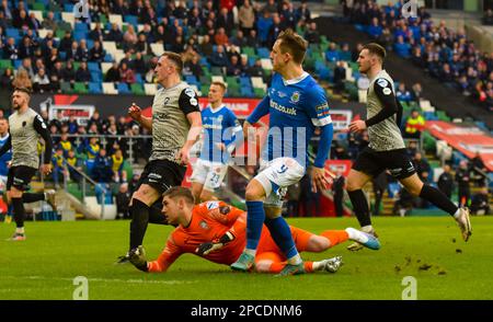 Joel Cooper, giocatore del Linfield FC, segna l'obiettivo di apertura. BetMcLean Cup Final 2023, Linfield Vs Coleraine. Stadio nazionale al Windsor Park, Belfast. Foto Stock